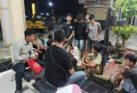 Sejumlah remaja pelaku balap liar terduduk lemas saat didata oleh petugas kepolisian di halaman Mapolsek Buay Madang Timur, OKU Timur, Sumatera Selatan.