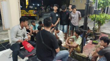 Sejumlah remaja pelaku balap liar terduduk lemas saat didata oleh petugas kepolisian di halaman Mapolsek Buay Madang Timur, OKU Timur, Sumatera Selatan.