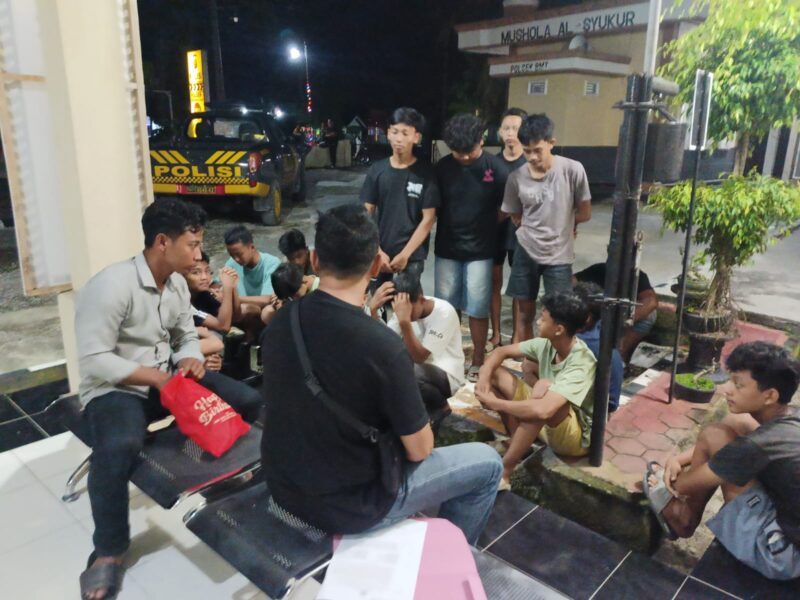 Sejumlah remaja pelaku balap liar terduduk lemas saat didata oleh petugas kepolisian di halaman Mapolsek Buay Madang Timur, OKU Timur, Sumatera Selatan.