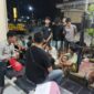Sejumlah remaja pelaku balap liar terduduk lemas saat didata oleh petugas kepolisian di halaman Mapolsek Buay Madang Timur, OKU Timur, Sumatera Selatan.