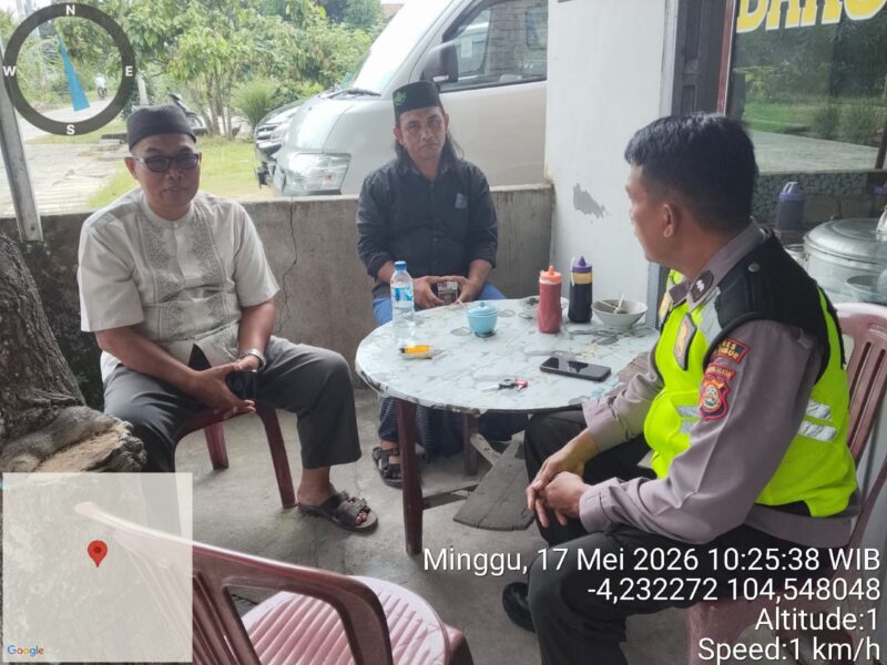 Personel Polsek Buay Madang Timur melaksanakan giat sambang dialogis dengan warga Desa Tanjung Mas. 