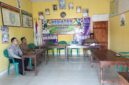 Personel Polsek Buay Madang Timur, Brigadir Tedy Heryadi (kiri), berdialog dengan perangkat desa saat menggelar kegiatan sambang di Kantor Desa Kedu, Kecamatan Buay Madang Timur, Kabupaten OKU Timur, Sumatera Selatan. 