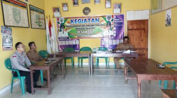 Personel Polsek Buay Madang Timur, Brigadir Tedy Heryadi (kiri), berdialog dengan perangkat desa saat menggelar kegiatan sambang di Kantor Desa Kedu, Kecamatan Buay Madang Timur, Kabupaten OKU Timur, Sumatera Selatan.