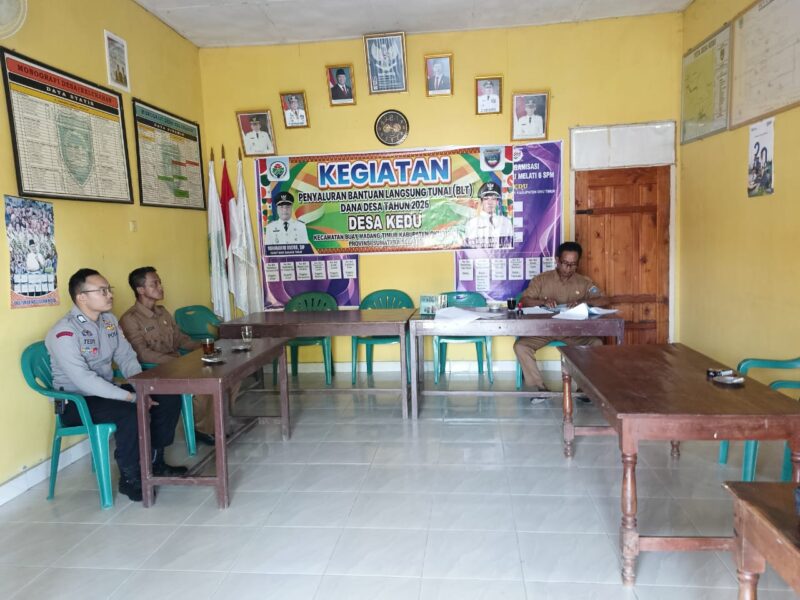 Personel Polsek Buay Madang Timur, Brigadir Tedy Heryadi (kiri), berdialog dengan perangkat desa saat menggelar kegiatan sambang di Kantor Desa Kedu, Kecamatan Buay Madang Timur, Kabupaten OKU Timur, Sumatera Selatan. 
