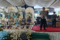 Bhabinkamtibmas Polsek Buay Madang Timur, Brigadir Tedy Heryadi, saat menyampaikan imbauan larangan pemutaran musik remix, house music, dan DJ dari atas panggung pesta pernikahan di Kumpul Rejo, Kecamatan Buay Madang Timur, Kabupaten OKU Timur, Sumatera Selatan. 