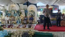 Bhabinkamtibmas Polsek Buay Madang Timur, Brigadir Tedy Heryadi, saat menyampaikan imbauan larangan pemutaran musik remix, house music, dan DJ dari atas panggung pesta pernikahan di Kumpul Rejo, Kecamatan Buay Madang Timur, Kabupaten OKU Timur, Sumatera Selatan.