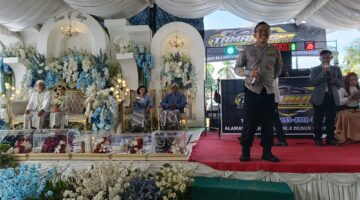 Bhabinkamtibmas Polsek Buay Madang Timur, Brigadir Tedy Heryadi, saat menyampaikan imbauan larangan pemutaran musik remix, house music, dan DJ dari atas panggung pesta pernikahan di Kumpul Rejo, Kecamatan Buay Madang Timur, Kabupaten OKU Timur, Sumatera Selatan.