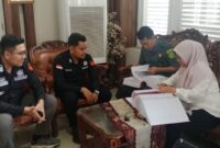 Saat tim Pidsus Kejari Palembang melimpahkan berkas tersangka Ke PN Tipikor Palembang, Selasa (19/5/2026)