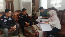 Saat tim Pidsus Kejari Palembang melimpahkan berkas tersangka Ke PN Tipikor Palembang, Selasa (19/5/2026)