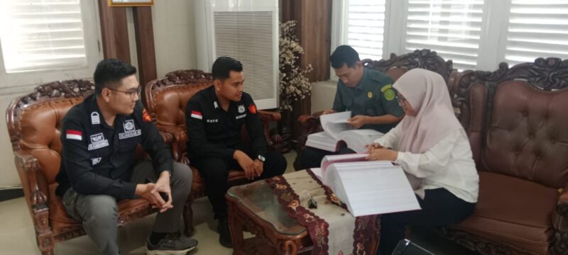 Saat tim Pidsus Kejari Palembang melimpahkan berkas tersangka Ke PN Tipikor Palembang, Selasa (19/5/2026)