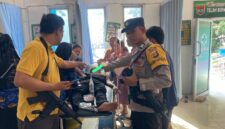 Salah satu korban saat dibawa ke Puskesmas Muara Lakitan. Foto: dokumen polisi.