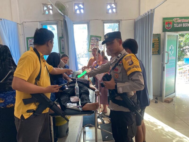Salah satu korban saat dibawa ke Puskesmas Muara Lakitan. Foto: dokumen polisi.