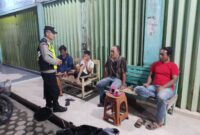 Personel Polsek Buay Madang Timur berdialog dan memberikan imbauan Kamtibmas kepada sejumlah warga saat melaksanakan kegiatan sambang malam di Desa Sumber Mulyo, Kecamatan Buay Madang Timur, Kabupaten OKU Timur. 