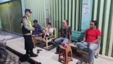 Personel Polsek Buay Madang Timur berdialog dan memberikan imbauan Kamtibmas kepada sejumlah warga saat melaksanakan kegiatan sambang malam di Desa Sumber Mulyo, Kecamatan Buay Madang Timur, Kabupaten OKU Timur. 