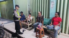 Personel Polsek Buay Madang Timur berdialog dan memberikan imbauan Kamtibmas kepada sejumlah warga saat melaksanakan kegiatan sambang malam di Desa Sumber Mulyo, Kecamatan Buay Madang Timur, Kabupaten OKU Timur. 