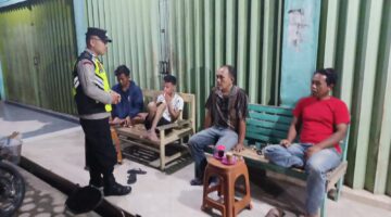 Personel Polsek Buay Madang Timur berdialog dan memberikan imbauan Kamtibmas kepada sejumlah warga saat melaksanakan kegiatan sambang malam di Desa Sumber Mulyo, Kecamatan Buay Madang Timur, Kabupaten OKU Timur. 