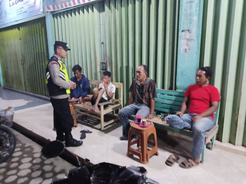Personel Polsek Buay Madang Timur berdialog dan memberikan imbauan Kamtibmas kepada sejumlah warga saat melaksanakan kegiatan sambang malam di Desa Sumber Mulyo, Kecamatan Buay Madang Timur, Kabupaten OKU Timur. 