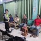 Personel Polsek Buay Madang Timur berdialog dan memberikan imbauan Kamtibmas kepada sejumlah warga saat melaksanakan kegiatan sambang malam di Desa Sumber Mulyo, Kecamatan Buay Madang Timur, Kabupaten OKU Timur. 