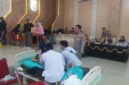 Personel Polsek Buay Madang Timur memantau jalannya proses medis saat mendampingi anak-anak peserta khitanan massal di Aula Polres OKU Timur, Sumatera Selatan. 