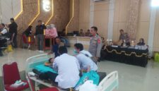 Personel Polsek Buay Madang Timur memantau jalannya proses medis saat mendampingi anak-anak peserta khitanan massal di Aula Polres OKU Timur, Sumatera Selatan. 