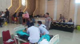 Personel Polsek Buay Madang Timur memantau jalannya proses medis saat mendampingi anak-anak peserta khitanan massal di Aula Polres OKU Timur, Sumatera Selatan. 