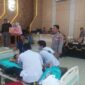 Personel Polsek Buay Madang Timur memantau jalannya proses medis saat mendampingi anak-anak peserta khitanan massal di Aula Polres OKU Timur, Sumatera Selatan. 