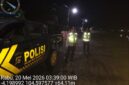 Personel Polsek Buay Madang Timur berdiri di samping mobil dinas patroli saat melaksanakan Kegiatan Rutin Yang Ditingkatkan (KRYD) di Jalan Desa Kedung Rejo, Kecamatan Buay Madang Timur, Kabupaten OKU Timur, Sumatera Selatan. 