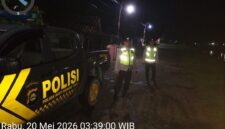 Personel Polsek Buay Madang Timur berdiri di samping mobil dinas patroli saat melaksanakan Kegiatan Rutin Yang Ditingkatkan (KRYD) di Jalan Desa Kedung Rejo, Kecamatan Buay Madang Timur, Kabupaten OKU Timur, Sumatera Selatan. 