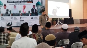 Caption Foto : Funding and Transaction Relationship Manager Area Palembang Bank Syariah Indonesia, Ariesta Aprilianto saat menyampaikan materi.