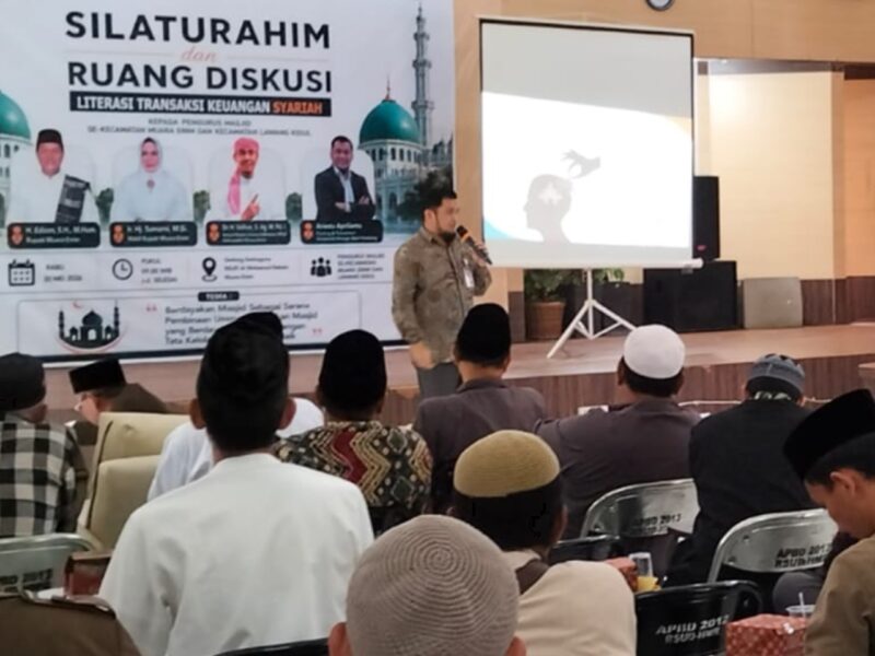 Caption Foto : Funding and Transaction Relationship Manager Area Palembang Bank Syariah Indonesia, Ariesta Aprilianto saat menyampaikan materi.
