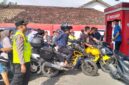 Kapolsek Buay Madang Timur, Iptu Swisspo, memantau langsung ketertiban antrean warga yang mengisi Bahan Bakar Minyak (BBM) di gerai Pertashop Desa Kumpul Rejo, Kecamatan Buay Madang Timur, Kabupaten OKU Timur. 