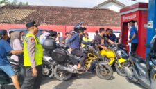 Kapolsek Buay Madang Timur, Iptu Swisspo, memantau langsung ketertiban antrean warga yang mengisi Bahan Bakar Minyak (BBM) di gerai Pertashop Desa Kumpul Rejo, Kecamatan Buay Madang Timur, Kabupaten OKU Timur.