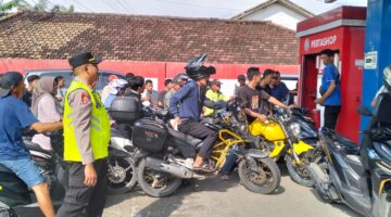 Kapolsek Buay Madang Timur, Iptu Swisspo, memantau langsung ketertiban antrean warga yang mengisi Bahan Bakar Minyak (BBM) di gerai Pertashop Desa Kumpul Rejo, Kecamatan Buay Madang Timur, Kabupaten OKU Timur.