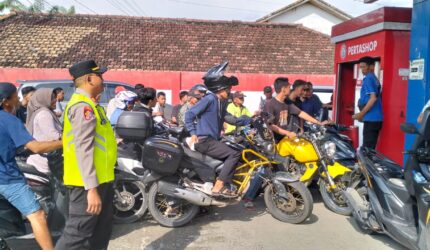 Kapolsek Buay Madang Timur, Iptu Swisspo, memantau langsung ketertiban antrean warga yang mengisi Bahan Bakar Minyak (BBM) di gerai Pertashop Desa Kumpul Rejo, Kecamatan Buay Madang Timur, Kabupaten OKU Timur.