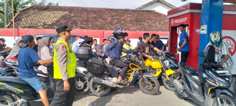 Kapolsek Buay Madang Timur, Iptu Swisspo, memantau langsung ketertiban antrean warga yang mengisi Bahan Bakar Minyak (BBM) di gerai Pertashop Desa Kumpul Rejo, Kecamatan Buay Madang Timur, Kabupaten OKU Timur. 