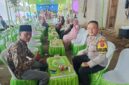Bhabinkamtibmas Polsek Buay Madang Timur, Brigadir Tedy Heryadi (kanan), memberikan imbauan kamtibmas kepada warga penyelenggara acara pernikahan di Desa Kedu, Kecamatan Buay Madang Timur, Kabupaten OKU Timur. 