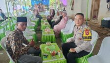 Bhabinkamtibmas Polsek Buay Madang Timur, Brigadir Tedy Heryadi (kanan), memberikan imbauan kamtibmas kepada warga penyelenggara acara pernikahan di Desa Kedu, Kecamatan Buay Madang Timur, Kabupaten OKU Timur.