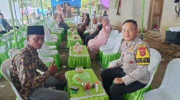 Bhabinkamtibmas Polsek Buay Madang Timur, Brigadir Tedy Heryadi (kanan), memberikan imbauan kamtibmas kepada warga penyelenggara acara pernikahan di Desa Kedu, Kecamatan Buay Madang Timur, Kabupaten OKU Timur.