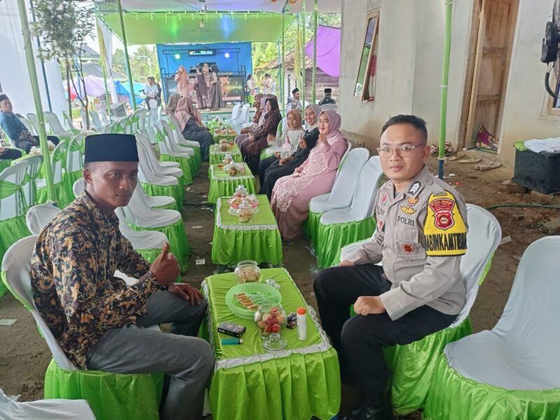 Bhabinkamtibmas Polsek Buay Madang Timur, Brigadir Tedy Heryadi (kanan), memberikan imbauan kamtibmas kepada warga penyelenggara acara pernikahan di Desa Kedu, Kecamatan Buay Madang Timur, Kabupaten OKU Timur. 