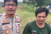 Pelaku Reza saat menyerahkan diri ke Polsek Muara Lakitan. Foto: Polisi.