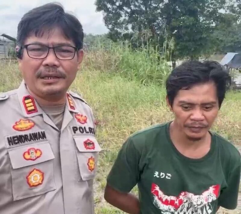 Pelaku Reza saat menyerahkan diri ke Polsek Muara Lakitan. Foto: Polisi.