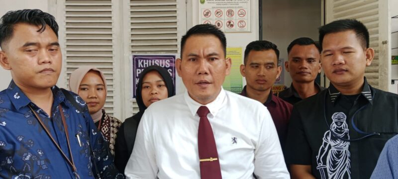 Saat kuasa hukum terdakwa Yansori, Sapriadi Syamsudin SH MH ditemui di PN Palembang, Kamis (21/5/2026)