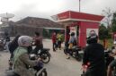 Kapolsek Buay Madang Timur Iptu Swisspo, bersama jajaran personel berbincang dengan petugas pengelola saat memonitor situasi pengisian BBM di salah satu unit Pertashop di wilayah Kecamatan Buay Madang Timur, Kabupaten OKU Timur. 