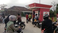 Kapolsek Buay Madang Timur Iptu Swisspo, bersama jajaran personel berbincang dengan petugas pengelola saat memonitor situasi pengisian BBM di salah satu unit Pertashop di wilayah Kecamatan Buay Madang Timur, Kabupaten OKU Timur. 