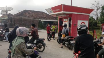 Kapolsek Buay Madang Timur Iptu Swisspo, bersama jajaran personel berbincang dengan petugas pengelola saat memonitor situasi pengisian BBM di salah satu unit Pertashop di wilayah Kecamatan Buay Madang Timur, Kabupaten OKU Timur. 