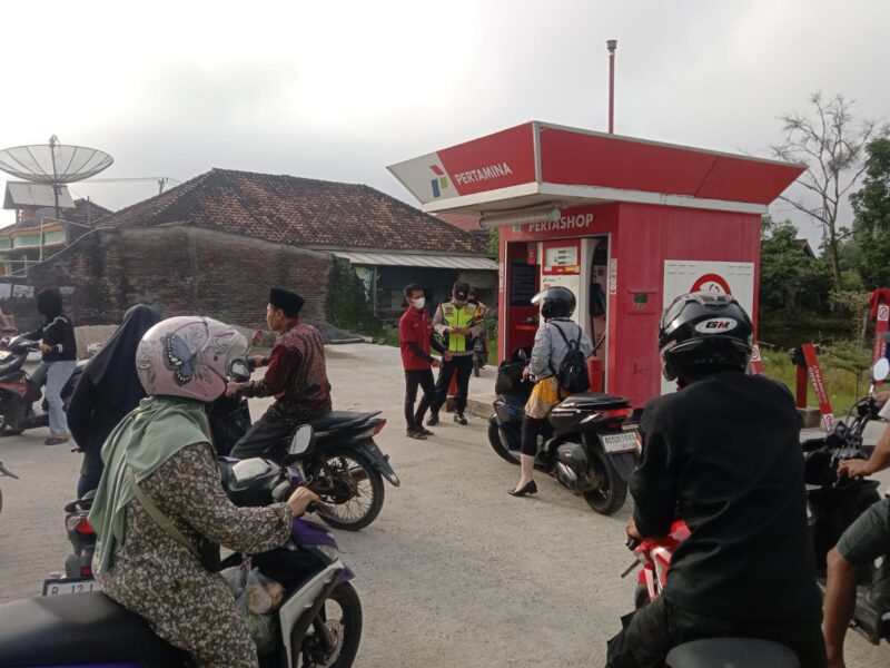 Kapolsek Buay Madang Timur Iptu Swisspo, bersama jajaran personel berbincang dengan petugas pengelola saat memonitor situasi pengisian BBM di salah satu unit Pertashop di wilayah Kecamatan Buay Madang Timur, Kabupaten OKU Timur. 