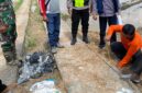 Tim pendamping teknis didampingi personel Bhabinkamtibmas Polsek Buay Madang Timur, Babinsa Koramil Buay Madang, serta perangkat desa melakukan pengukuran ketebalan semen pada proyek jalan cor rell usaha tani di Desa Sukamaju, OKU Timur. 