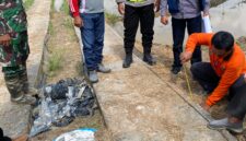 Tim pendamping teknis didampingi personel Bhabinkamtibmas Polsek Buay Madang Timur, Babinsa Koramil Buay Madang, serta perangkat desa melakukan pengukuran ketebalan semen pada proyek jalan cor rell usaha tani di Desa Sukamaju, OKU Timur.