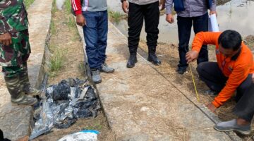 Tim pendamping teknis didampingi personel Bhabinkamtibmas Polsek Buay Madang Timur, Babinsa Koramil Buay Madang, serta perangkat desa melakukan pengukuran ketebalan semen pada proyek jalan cor rell usaha tani di Desa Sukamaju, OKU Timur.