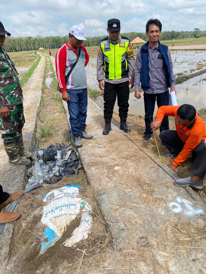 Tim pendamping teknis didampingi personel Bhabinkamtibmas Polsek Buay Madang Timur, Babinsa Koramil Buay Madang, serta perangkat desa melakukan pengukuran ketebalan semen pada proyek jalan cor rell usaha tani di Desa Sukamaju, OKU Timur. 
